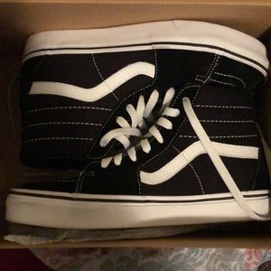sk8-Hi black and white vans , size 7.5 in women’s